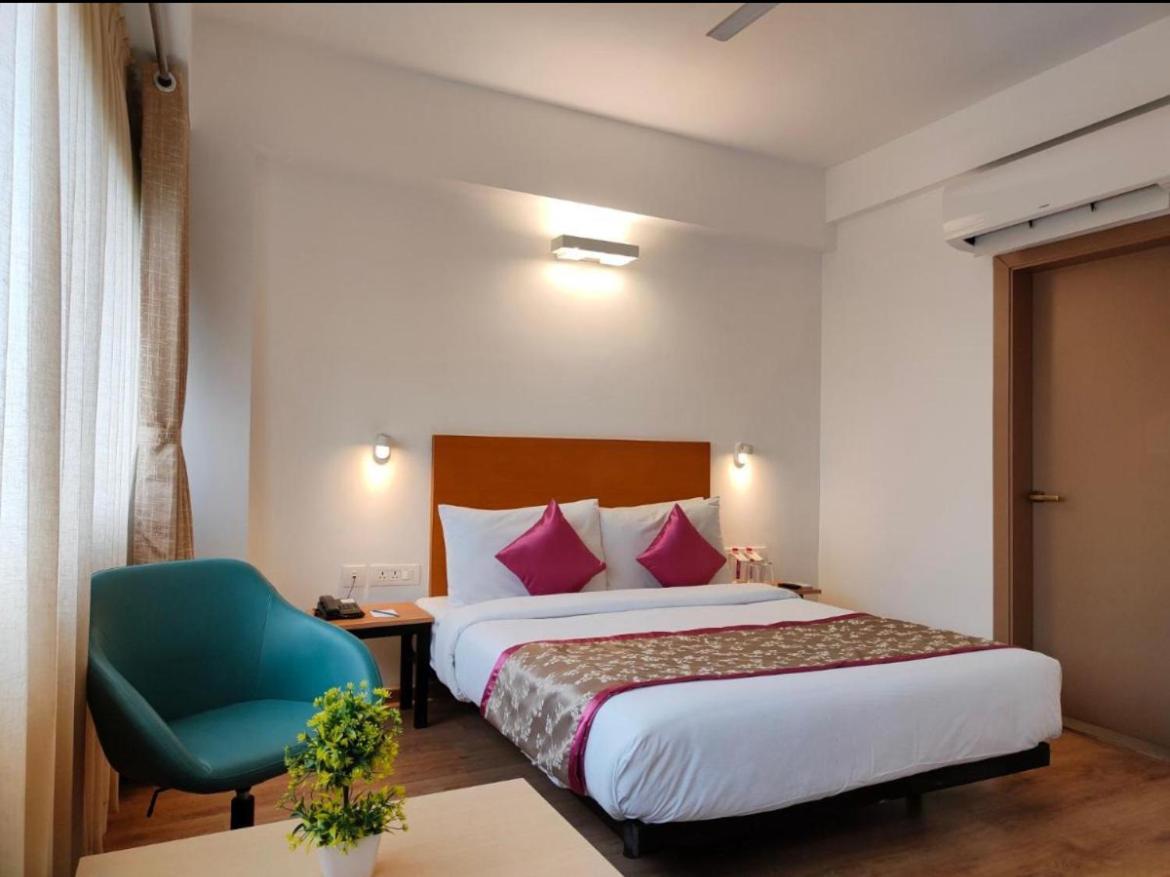 Hotel Solitaire Tower - Top Rated Area- In House Parking Vrindavan Exterior photo